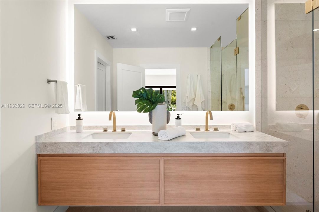 出租: $17,000 (5 贝兹, 3 浴室, 2929 平方英尺)