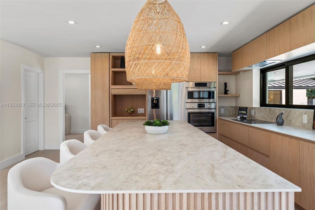 出租: $17,000 (5 贝兹, 3 浴室, 2929 平方英尺)