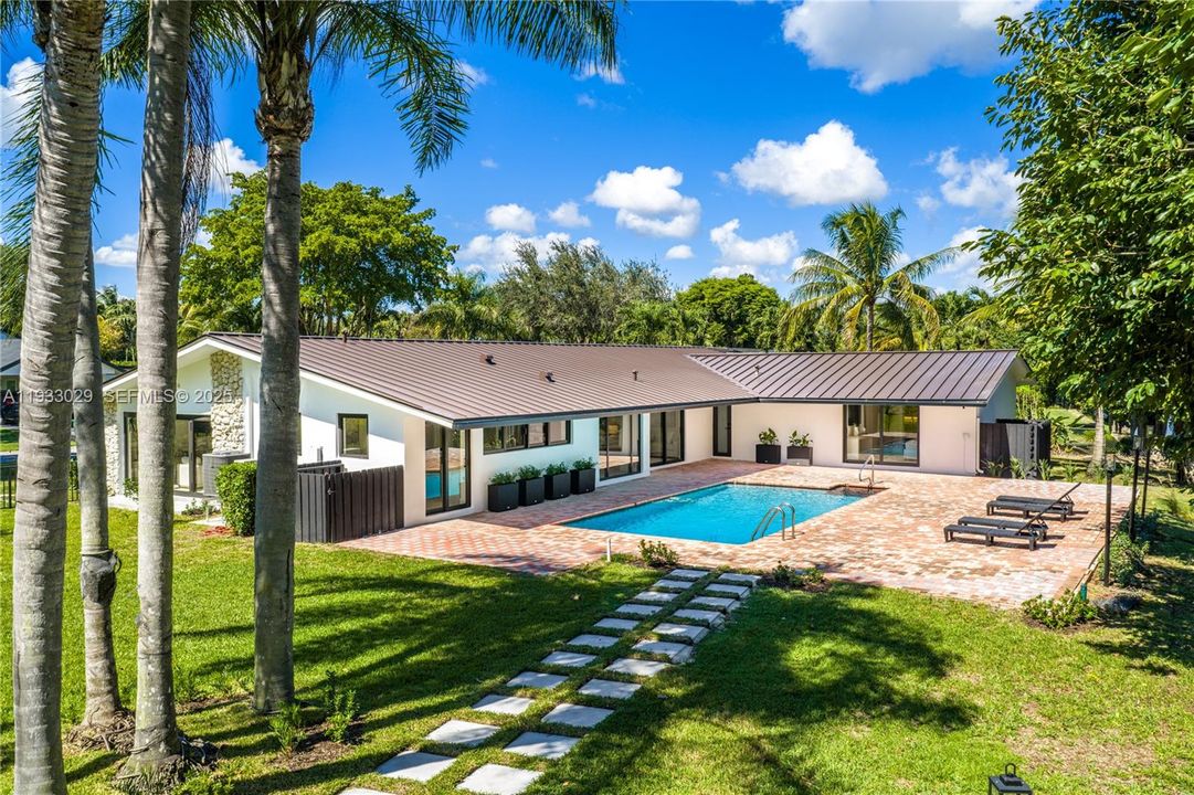 出租: $17,000 (5 贝兹, 3 浴室, 2929 平方英尺)