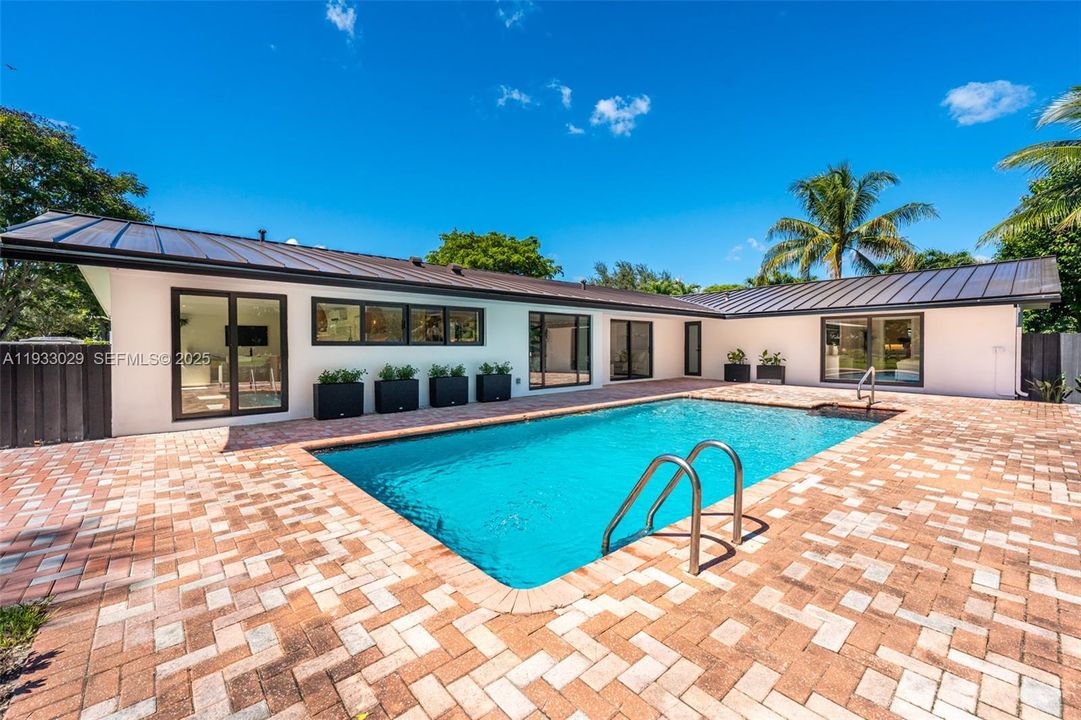 出租: $17,000 (5 贝兹, 3 浴室, 2929 平方英尺)