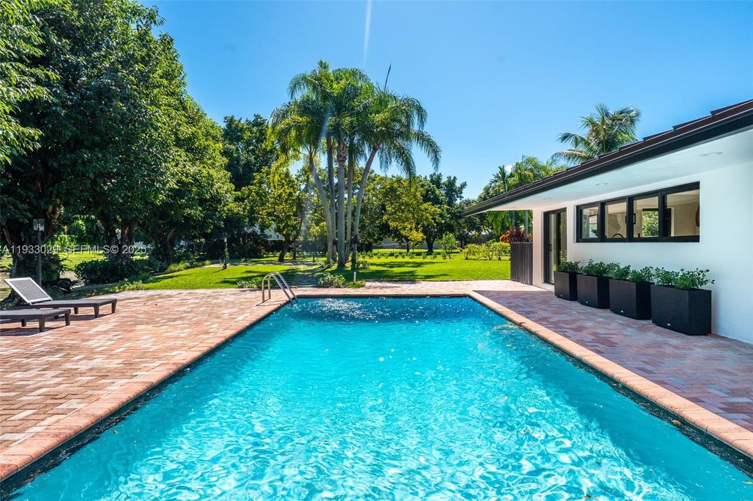 出租: $17,000 (5 贝兹, 3 浴室, 2929 平方英尺)