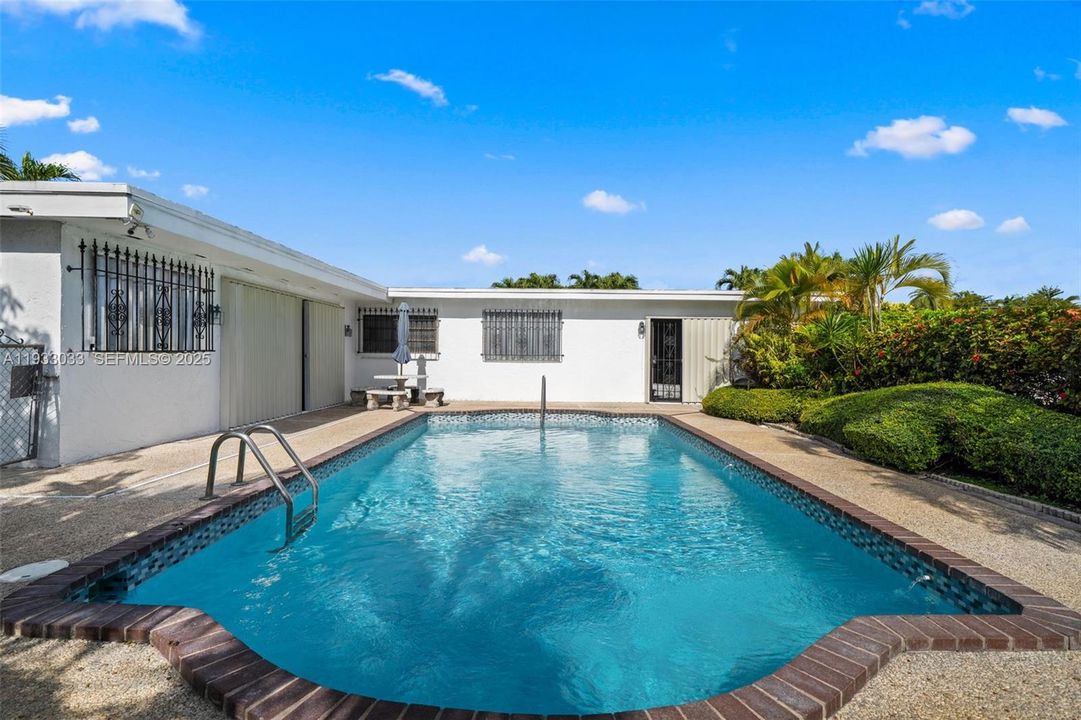 For Sale: $900,000 (4 beds, 3 baths, 2376 Square Feet)