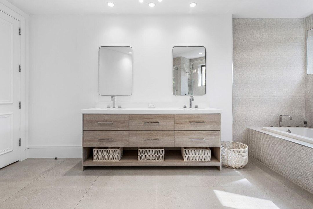 Bathroom Suite 4