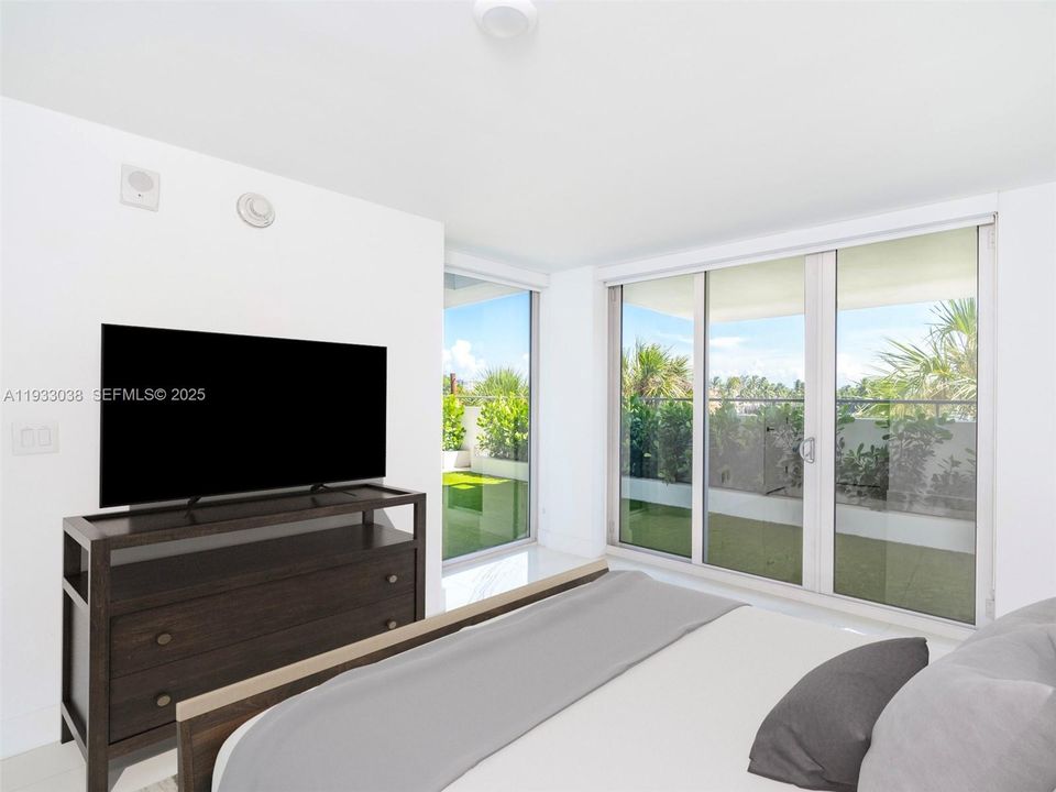 For Sale: $1,225,000 (3 beds, 3 baths, 1336 Square Feet)