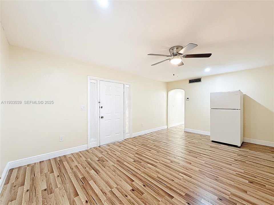For Rent: $1,600 (1 beds, 1 baths, 7041 Square Feet)