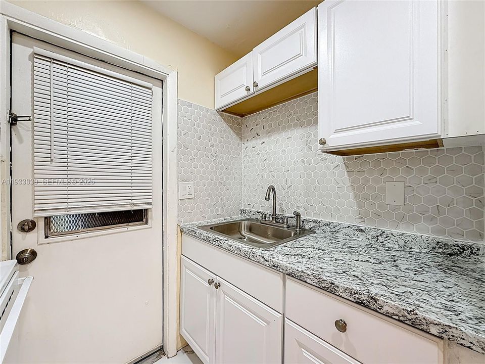 For Rent: $1,600 (1 beds, 1 baths, 7041 Square Feet)
