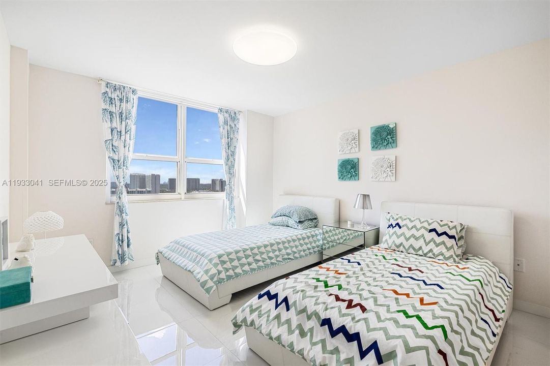 出租: $3,600 (2 贝兹, 2 浴室, 1175 平方英尺)