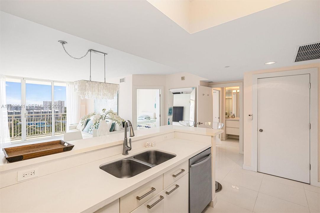 出租: $3,600 (2 贝兹, 2 浴室, 1175 平方英尺)