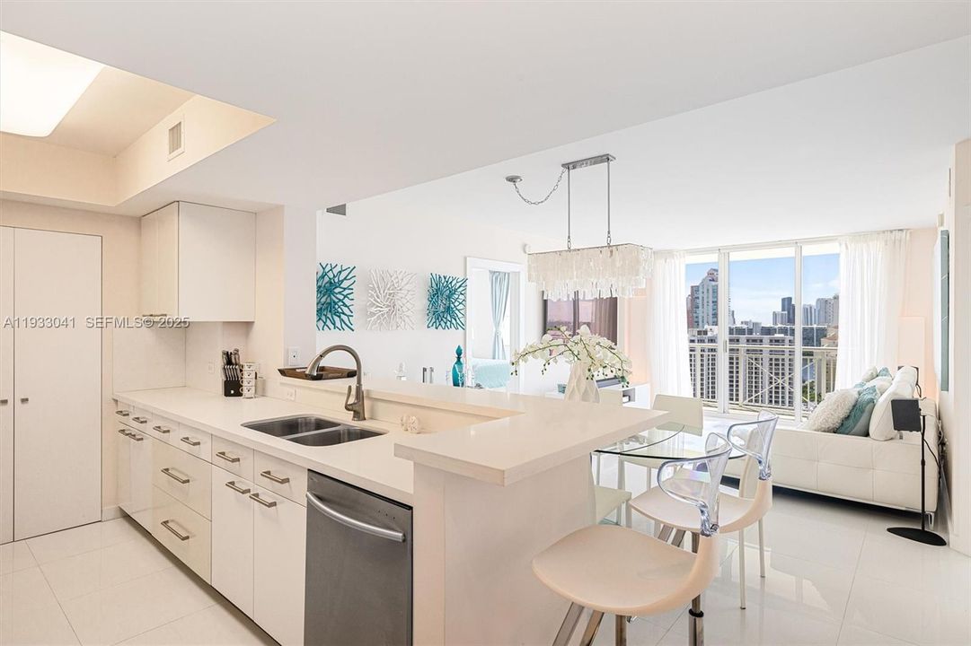 出租: $3,600 (2 贝兹, 2 浴室, 1175 平方英尺)