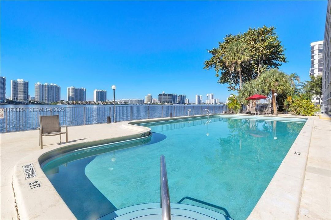 For Sale: $489,000 (2 beds, 2 baths, 1320 Square Feet)