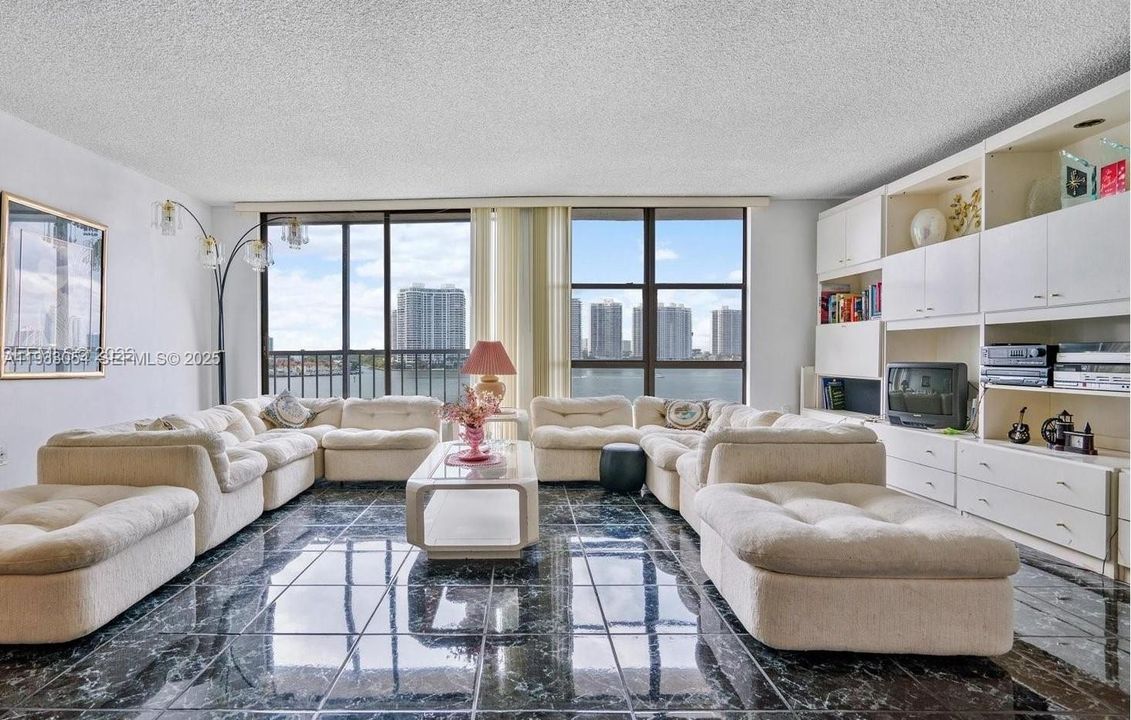 For Sale: $489,000 (2 beds, 2 baths, 1320 Square Feet)