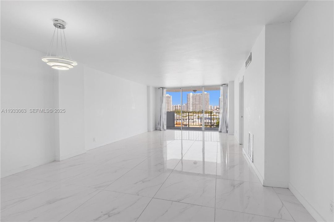 En Venta: $299,000 (2 camas, 2 baños, 1110 Pies cuadrados)