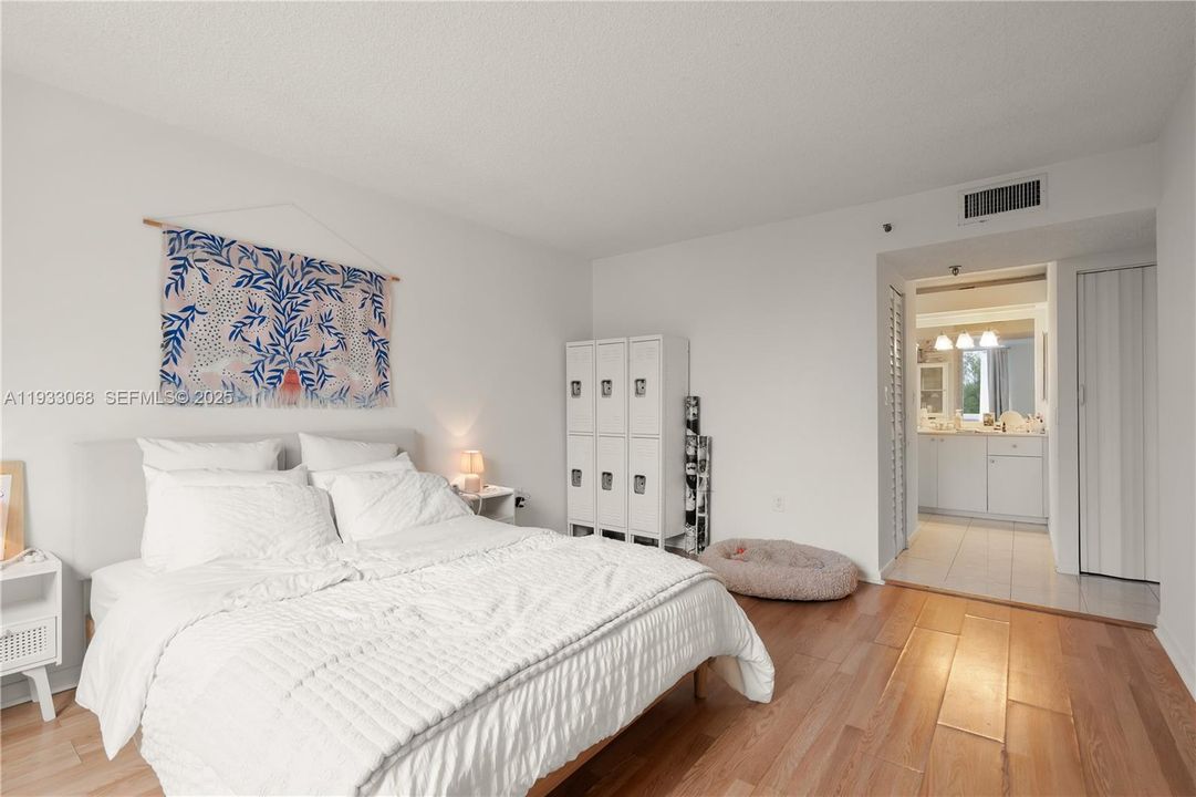 For Sale: $198,000 (2 beds, 2 baths, 1213 Square Feet)