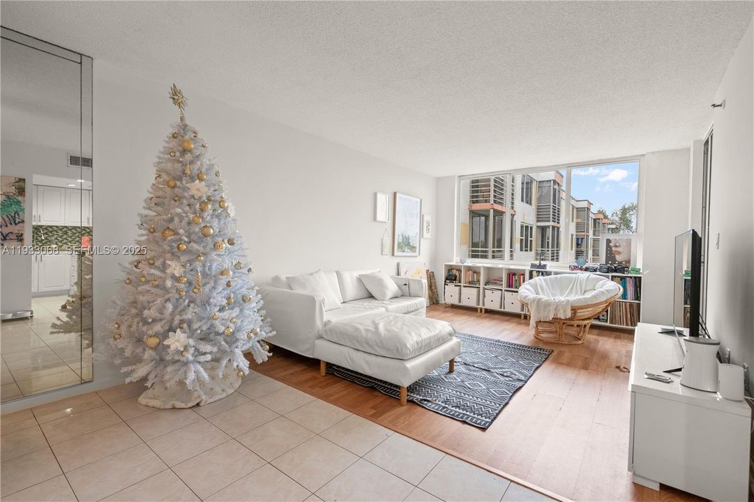 For Sale: $198,000 (2 beds, 2 baths, 1213 Square Feet)