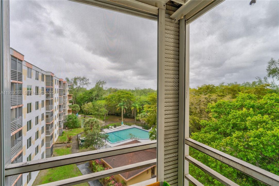 For Sale: $198,000 (2 beds, 2 baths, 1213 Square Feet)