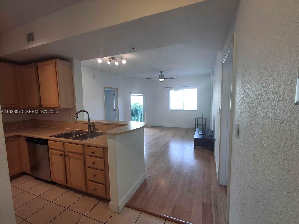For Rent: $3,100 (2 beds, 2 baths, 1010 Square Feet)