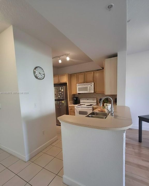 For Rent: $3,100 (2 beds, 2 baths, 1010 Square Feet)