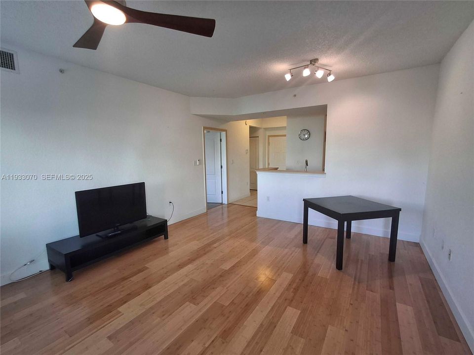 For Rent: $3,100 (2 beds, 2 baths, 1010 Square Feet)