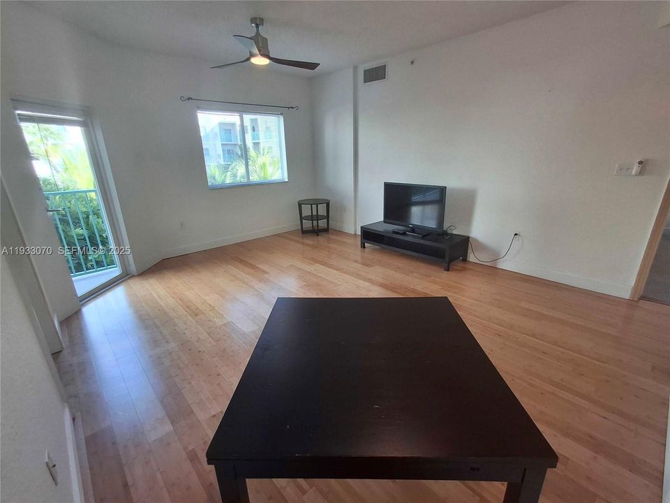 For Rent: $3,100 (2 beds, 2 baths, 1010 Square Feet)
