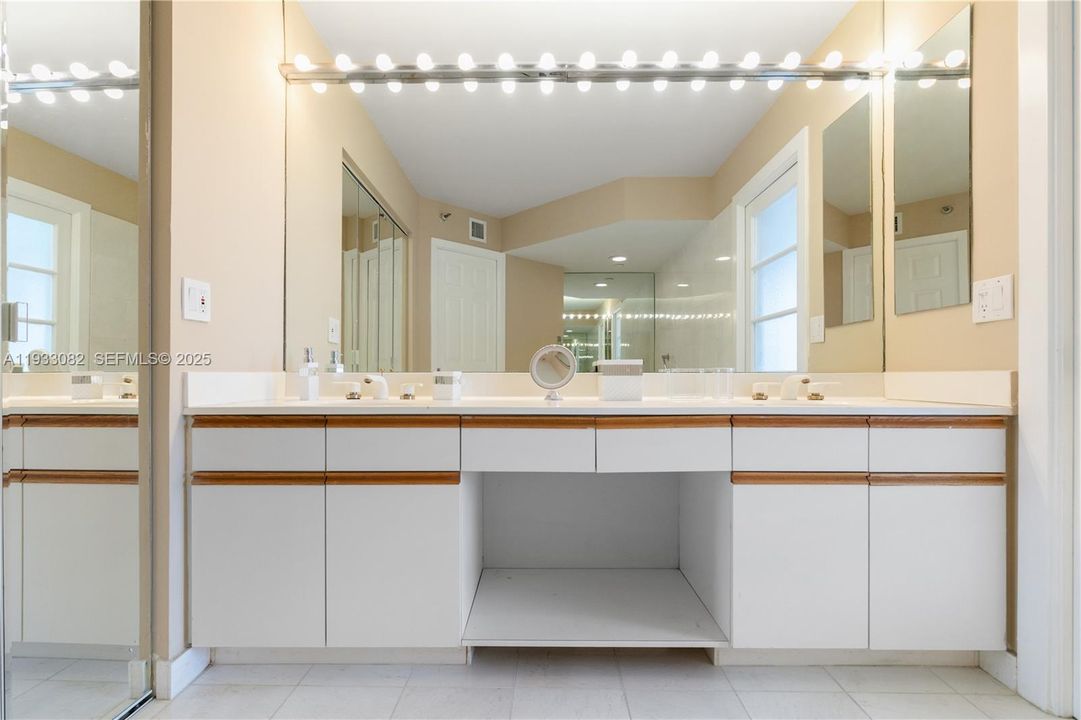 For Sale: $570,000 (2 beds, 2 baths, 1380 Square Feet)