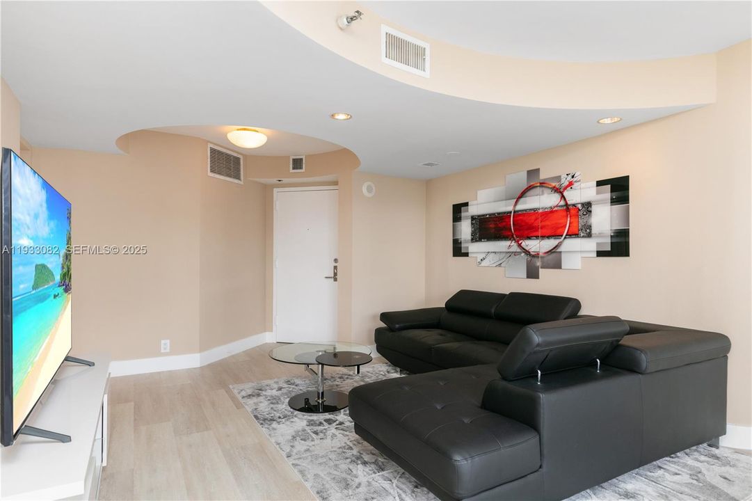 For Sale: $570,000 (2 beds, 2 baths, 1380 Square Feet)