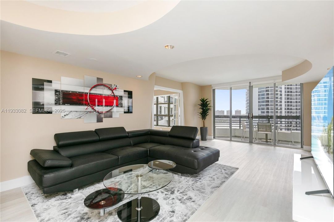 For Sale: $570,000 (2 beds, 2 baths, 1380 Square Feet)