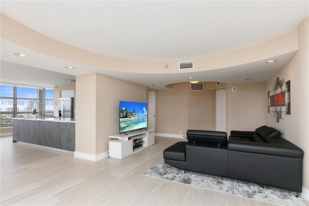 For Sale: $570,000 (2 beds, 2 baths, 1380 Square Feet)