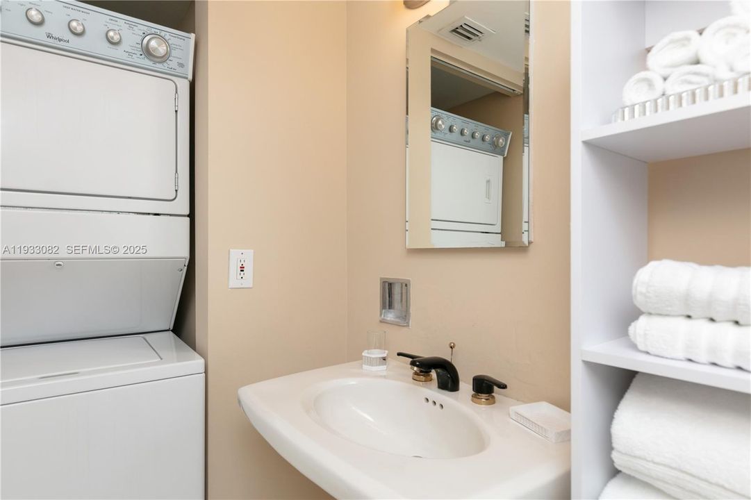 For Sale: $570,000 (2 beds, 2 baths, 1380 Square Feet)