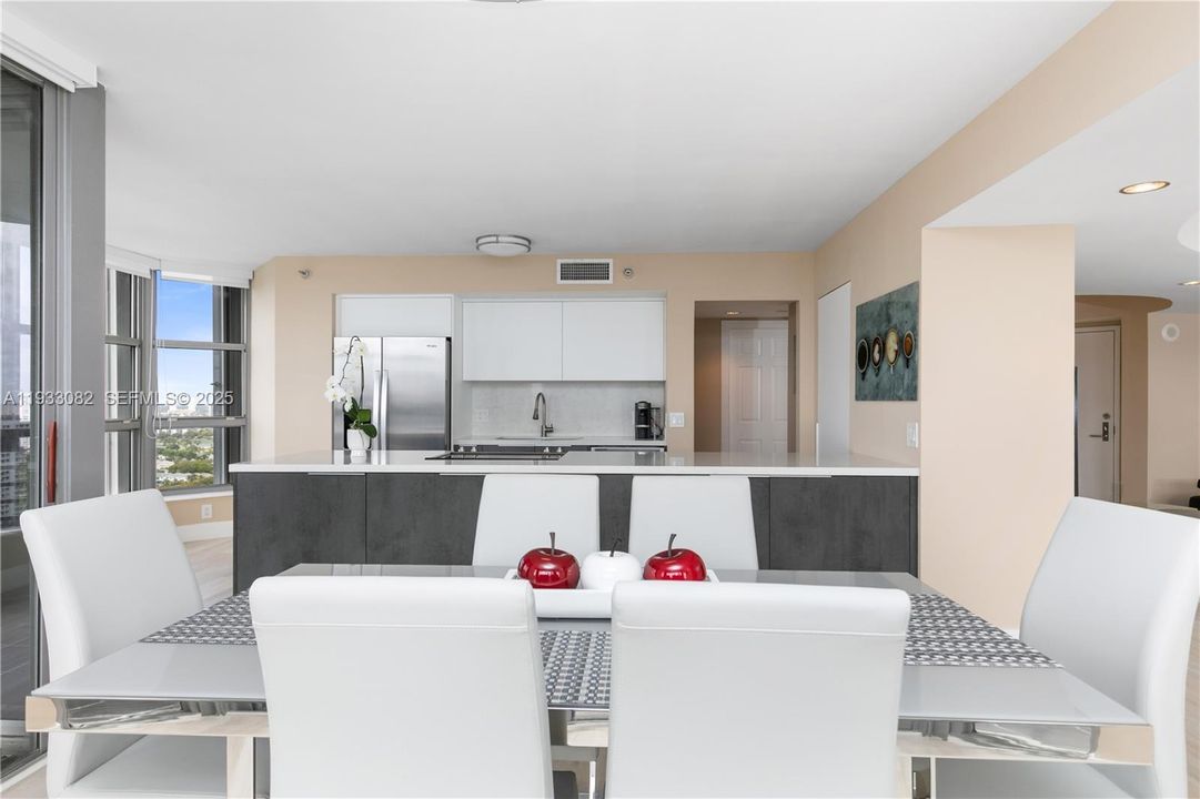 For Sale: $570,000 (2 beds, 2 baths, 1380 Square Feet)