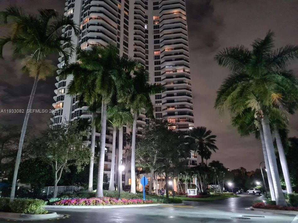 For Sale: $570,000 (2 beds, 2 baths, 1380 Square Feet)