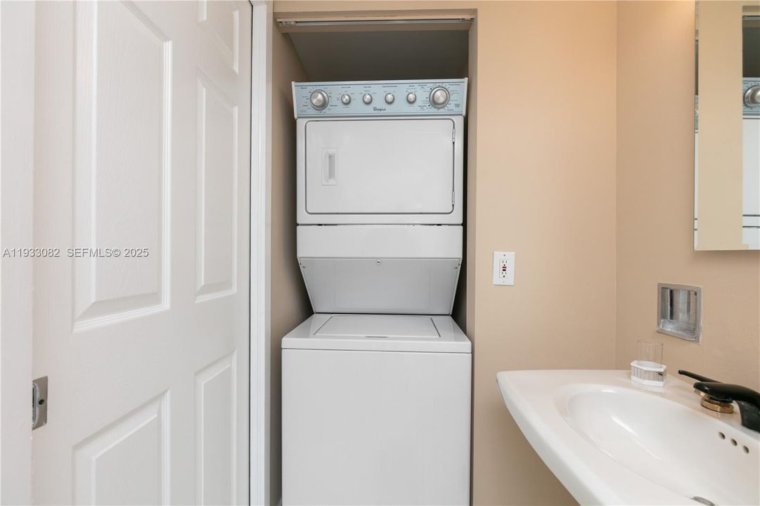 For Sale: $570,000 (2 beds, 2 baths, 1380 Square Feet)