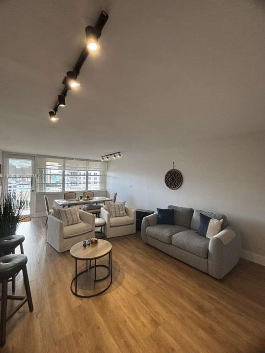 待售: $385,000 (2 贝兹, 1 浴室, 943 平方英尺)