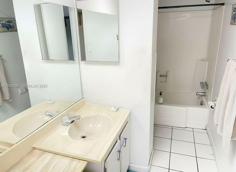 待售: $125,000 (1 贝兹, 1 浴室, 735 平方英尺)