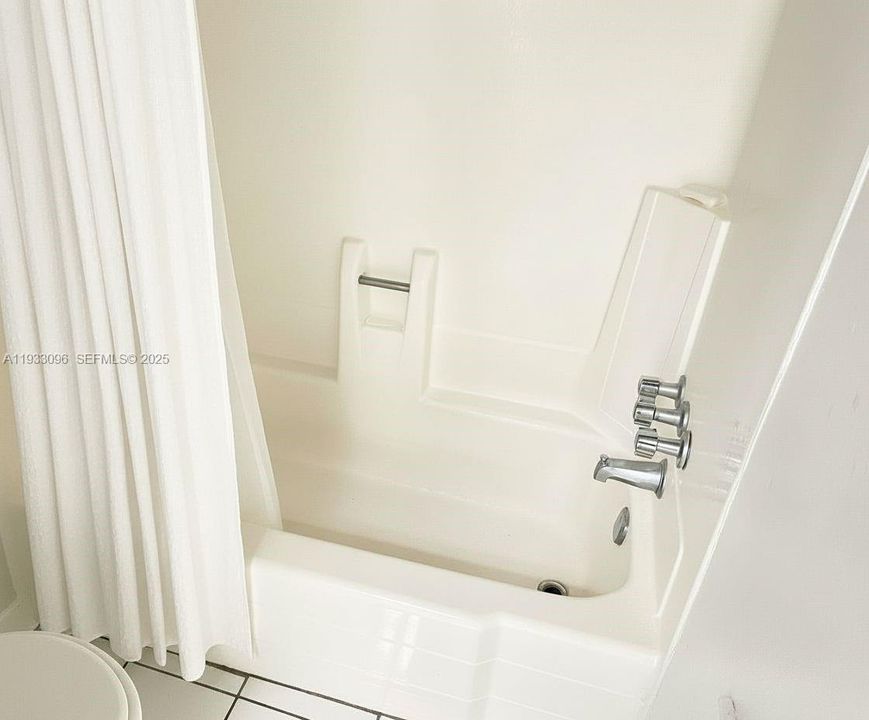 待售: $125,000 (1 贝兹, 1 浴室, 735 平方英尺)