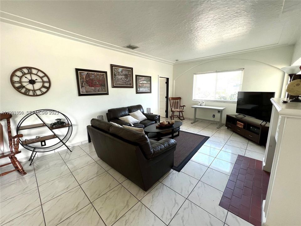 出租: $4,250 (4 贝兹, 3 浴室, 1637 平方英尺)