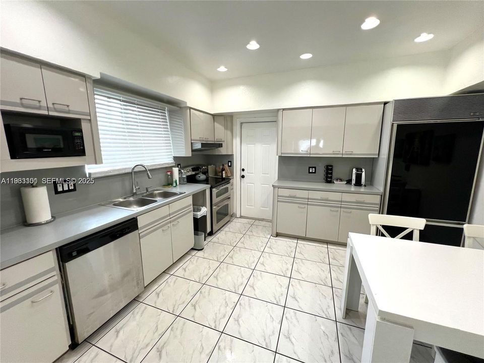 出租: $4,250 (4 贝兹, 3 浴室, 1637 平方英尺)