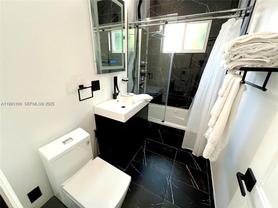 出租: $4,250 (4 贝兹, 3 浴室, 1637 平方英尺)