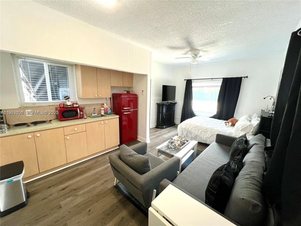 出租: $4,250 (4 贝兹, 3 浴室, 1637 平方英尺)