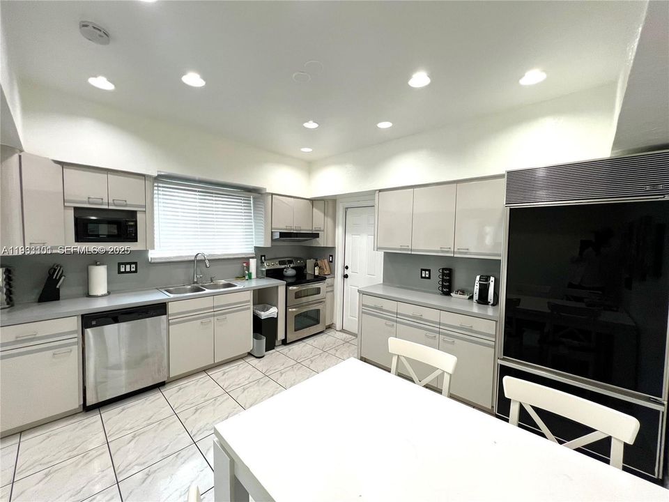 出租: $4,250 (4 贝兹, 3 浴室, 1637 平方英尺)