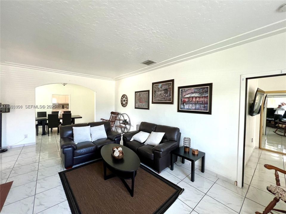 出租: $4,250 (4 贝兹, 3 浴室, 1637 平方英尺)