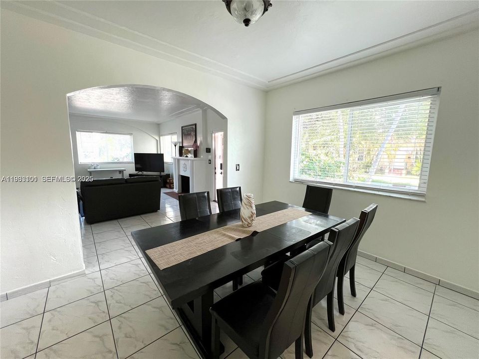 出租: $4,250 (4 贝兹, 3 浴室, 1637 平方英尺)