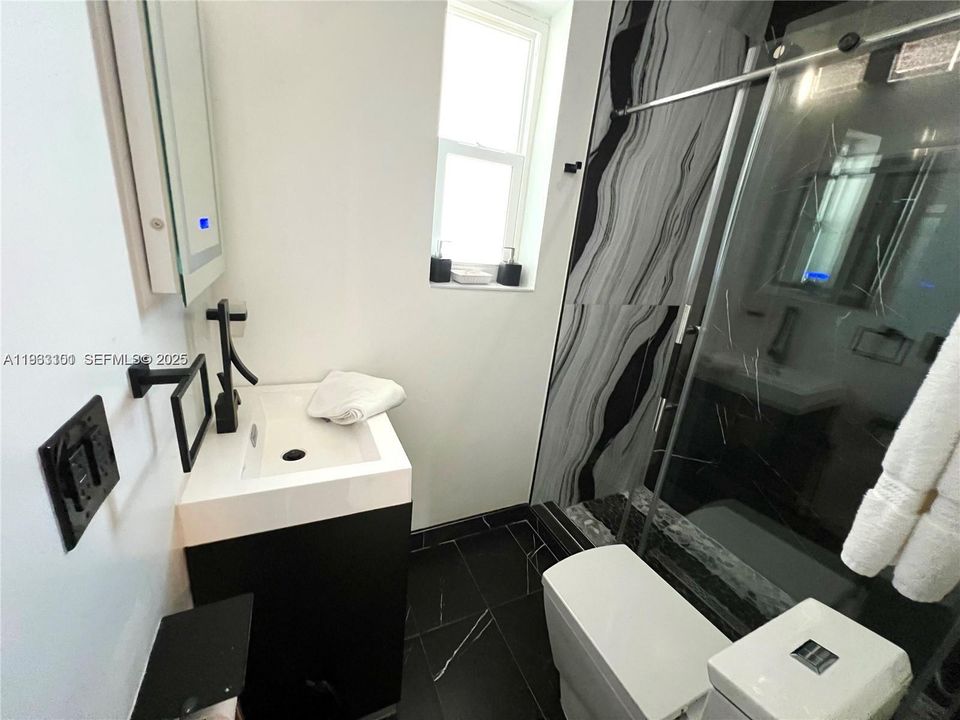 出租: $4,250 (4 贝兹, 3 浴室, 1637 平方英尺)