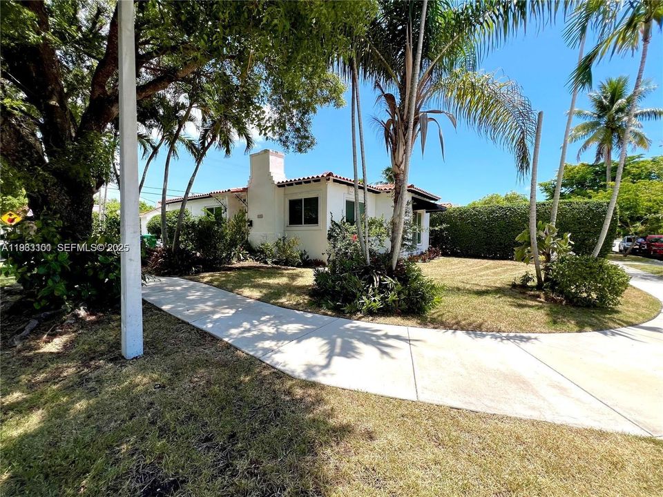 出租: $4,250 (4 贝兹, 3 浴室, 1637 平方英尺)