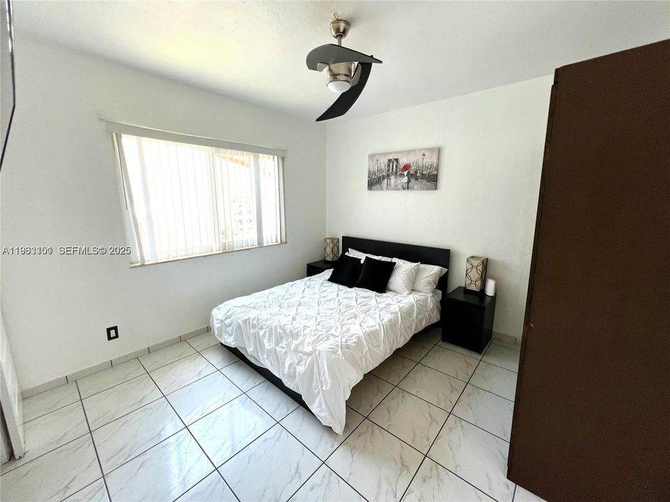 出租: $4,250 (4 贝兹, 3 浴室, 1637 平方英尺)