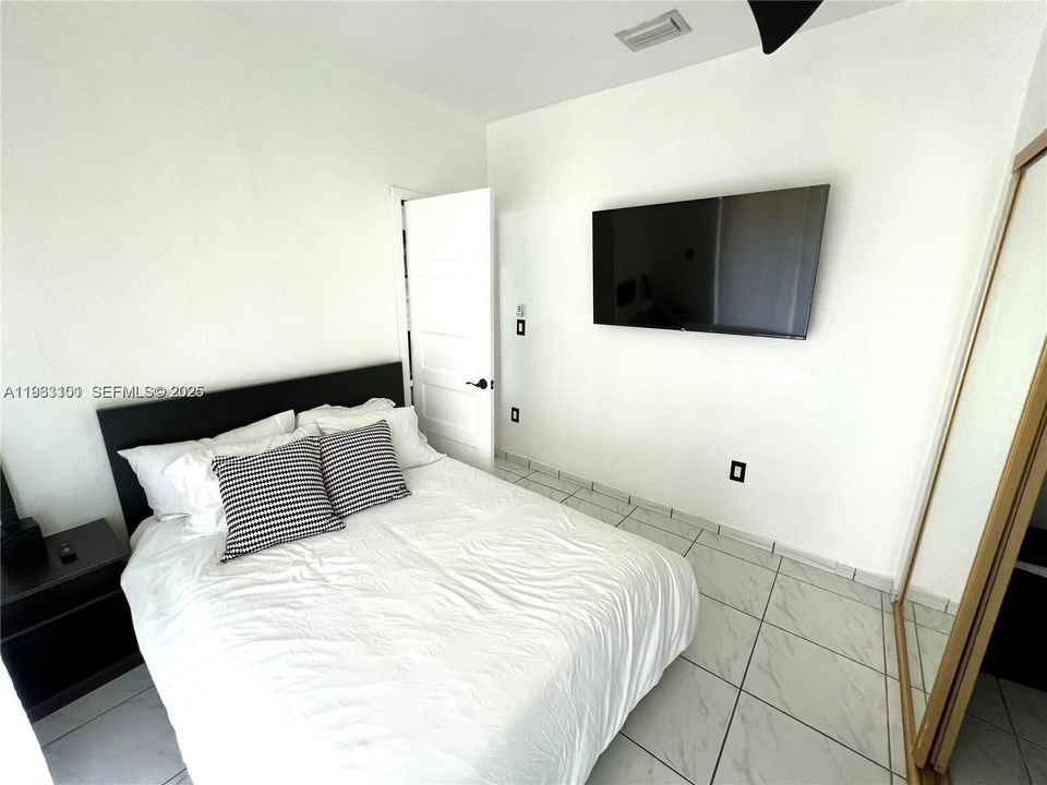 出租: $4,250 (4 贝兹, 3 浴室, 1637 平方英尺)