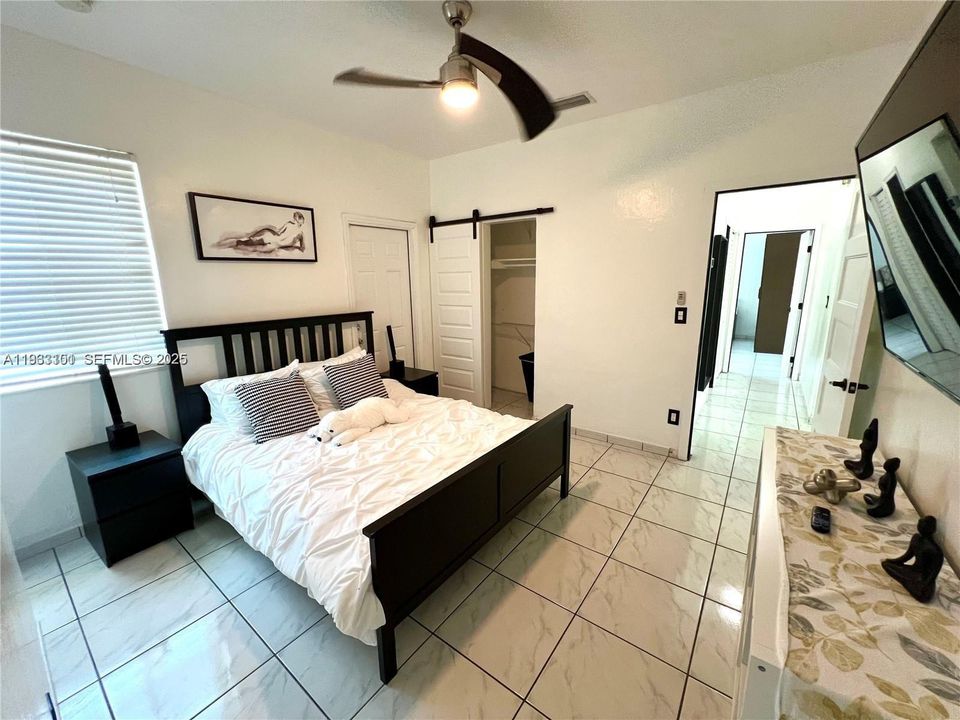 出租: $4,250 (4 贝兹, 3 浴室, 1637 平方英尺)