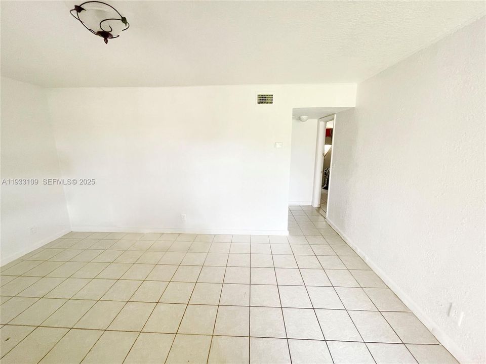 For Sale: $120,000 (2 beds, 1 baths, 734 Square Feet)