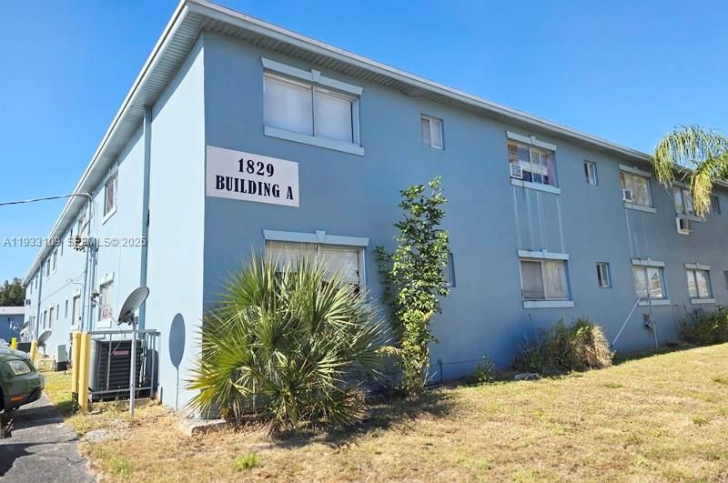 For Sale: $120,000 (2 beds, 1 baths, 734 Square Feet)