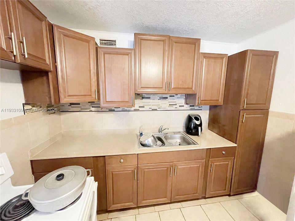 For Sale: $120,000 (2 beds, 1 baths, 734 Square Feet)
