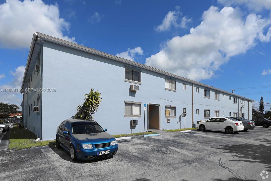 For Sale: $120,000 (2 beds, 1 baths, 734 Square Feet)